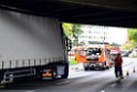 LKW blieb unter Bruecke haengen Koeln Ehrenfeld Innere Kanalstr Hornstr P323